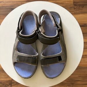 The north face women sandals size 9